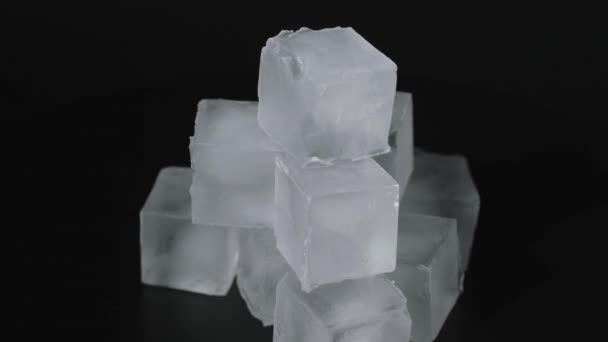 Cubes de glace sur fond noir. — Video