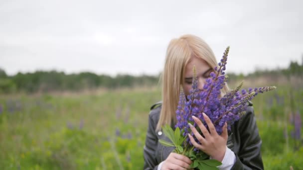 Жінка ніжно обіймає букет і нюхає аромат квітів . — стокове відео