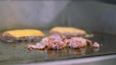 Sandviç için pirzola. Sokak yemeği. Peyniri eritiyorum. Kızarmış domuz pastırması.