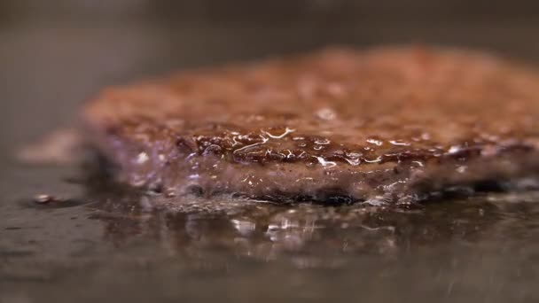 Cutlet voor een broodje. Straatvoedsel. Gemaakt van gehakt gebakken op een hete grill voor het koken van een Burger. fast food. — Stockvideo