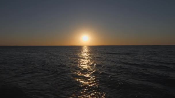 Στρογγυλός ήλιος στον ορίζοντα της θάλασσας το ηλιοβασίλεμα. Θαλασσινό ηλιοβασίλεμα. — Αρχείο Βίντεο