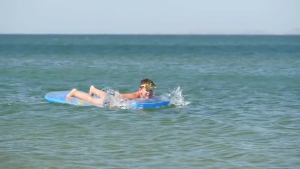 Úszás a tengerben egy matracon. — Stock videók