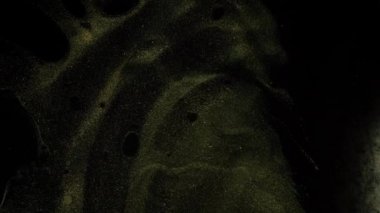 Sıvı reçine sanatı. Şeffaf bir arkaplanda altın ve gümüş tozu. Koyu renk, parlak geçiş, sıçrama ekranı. Soyut hareket arkaplanı. Akışkan sanat görüntüleri, renkli dalgalı soyut akrilik doku. Sıvı boya karıştırıcı sanat eseri