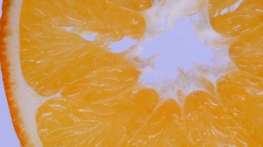 Beyaz arkaplanda turuncu.