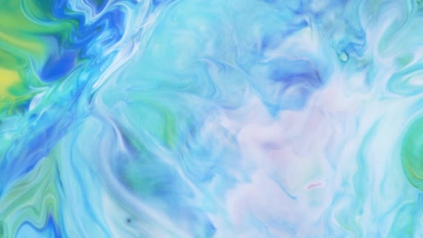 Fluxos de pastel claro abstrato fluem ao longo do plano sobre um fundo azul. Textura de mármore. Arte fluida. Abstrações líquidas. — Vídeo de Stock