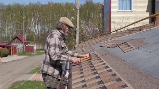 柔らかいタイルの敷設。Bitumen屋根。ハンマーで釘を打ちます. — ストック動画