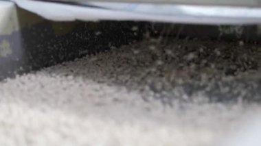 Plastik toplar titreşim masasının ızgarasına sıçrar. Granüler polietilen üretimi.
