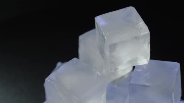 Cubes de glace sur fond noir. — Video