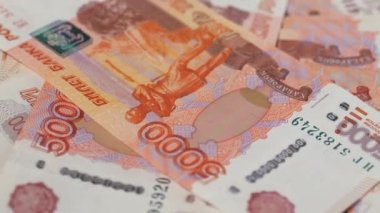 5000 Rus rublesi. Bir yığın banknot 5000 Rus rublesi..