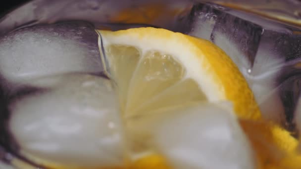 Primo piano d'acqua di vetro con calce, limone. Soda con limone a fette e ghiaccio per la disintossicazione. concetto di freschezza. — Video Stock