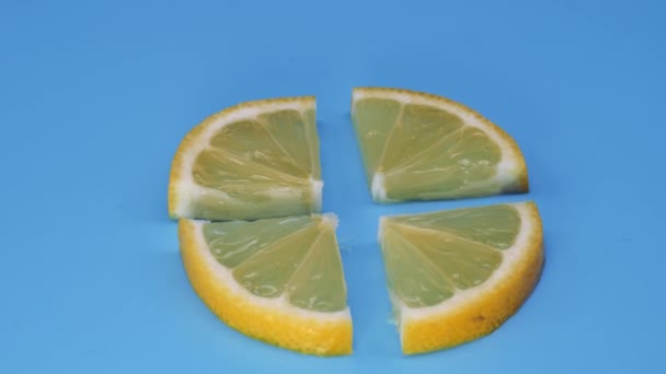 Los cuartos de la rodaja del limón rotan en el plano. — Vídeos de Stock
