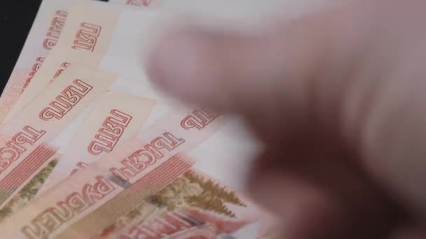 5000 ρώσικα ρούβλια. Στοίβα τραπεζογραμματίων πέντε χιλιάδες ρωσικά ρούβλια. — Αρχείο Βίντεο