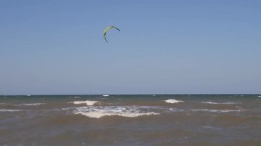 Uçurtma uçurma, uçurtma sörfü ya da uçurtma, bir çeşit su sporu..