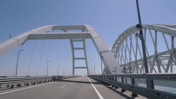 Cesta autem podél oblouku mostu, přes úžinu. — Stock video