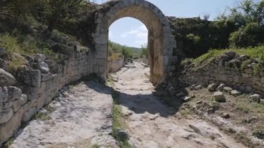 Taş kasa, kapı, kemer. Kayalıklardaki antik şehrin taş caddesi..
