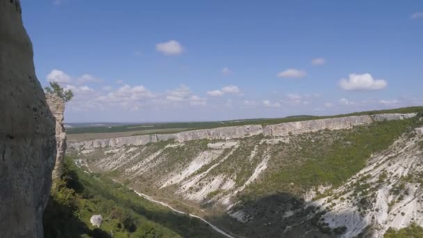 Paisaje a través de las ventanas cortadas en la roca. Chufut-Kale es una ciudad cueva. — Vídeos de Stock