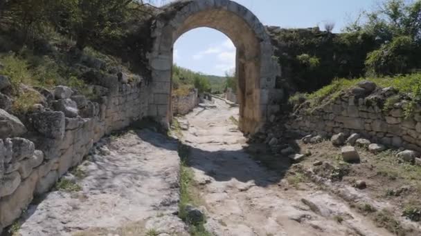 Каменное хранилище, ворота, арка. Каменная улица древнего города в скалах. — стоковое видео