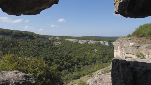 Paisaje a través de las ventanas cortadas en la roca. Chufut-Kale es una ciudad cueva. — Vídeo de stock