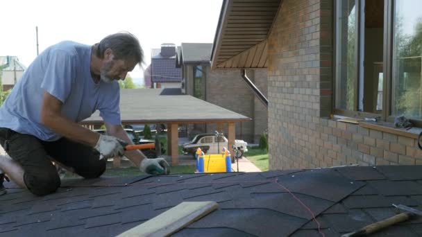 Çatı tamiratı işe yarar. Yumuşak bir karo elementi döşemek. Çatının üsse kurulumu. — Stok video