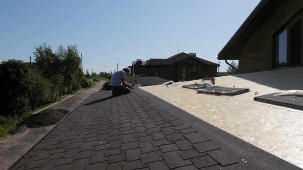 Çatı tamiratı işe yarar. Çivi ve çekiçle tamir ediliyor.. — Stok video