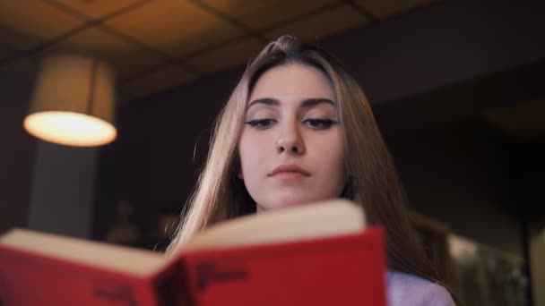 Der Blick junger Mädchen wird zum Buch. — Stockvideo