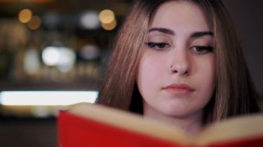 Genç kızların bakışları bir kitaba dönüşür..