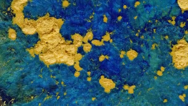 Fluide Kunst. Gold- und Silberstaub auf transparentem Hintergrund. — Stockvideo