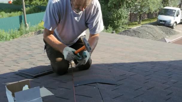 El tejado funciona. Colocación de un elemento de baldosa suave en la losa. Instalación del techo a la base. — Vídeos de Stock