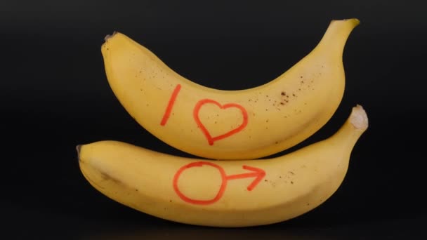Banán na černém pozadí. Symbol mužnosti, mužské síly. — Stock video