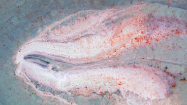 Mavi-beyaz arka planda kırmızı noktalar var. Soyut renkli