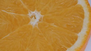 Beyaz arkaplanda turuncu.