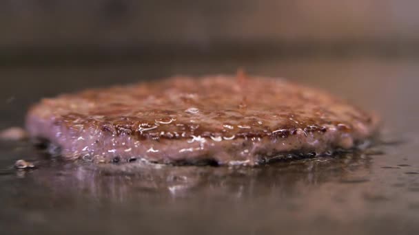 Costeleta para uma sanduíche. Comida de rua. Feito de costeleta picada frita em uma grelha quente para cozinhar um hambúrguer. fast food. — Vídeo de Stock