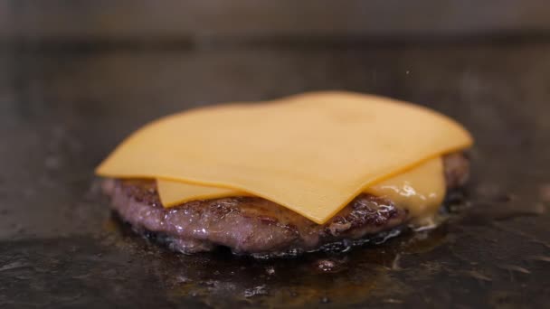 Costeleta para uma sanduíche. Comida de rua. Derreter o queijo. — Vídeo de Stock