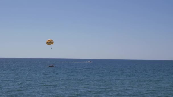 Πετώντας πάνω από τη θάλασσα. Σ 'ένα αλεξίπτωτο πίσω από μια βάρκα. — Αρχείο Βίντεο
