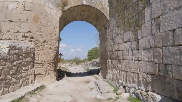 Voûte en pierre, portail, arche. La rue de pierre de l'ancienne ville dans les rochers. — Video