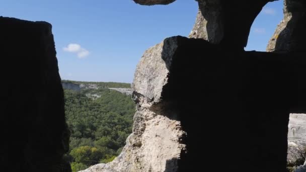 Paisaje a través de las ventanas cortadas en la roca. Chufut-Kale es una ciudad cueva. — Vídeo de stock