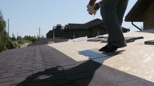 Dachdeckerarbeiten. Verlegung nach Zeichnung des weichen Fliesenelements. Verlegung eines weichen Daches aus flexiblen Ziegeln.