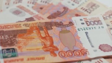 5000 Rus rublesi. Bir yığın banknot 5000 Rus rublesi..