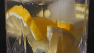 Limonlu cam suyu kapat, Lemon. Arınma için dilimlenmiş limonlu soda ve buz. Tazelik kavramı.