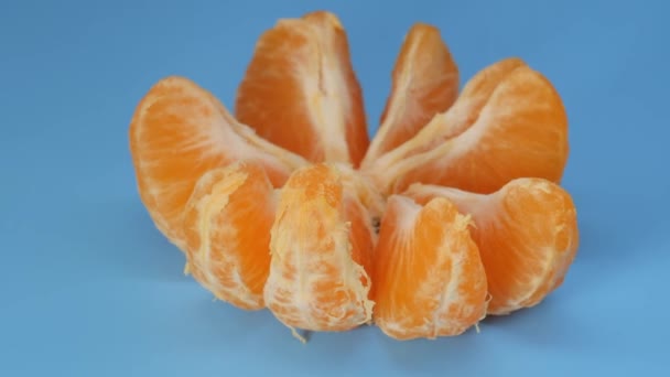 Rebanadas de mandarina rotan en un plano. — Vídeos de Stock