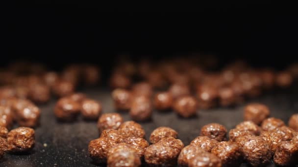 Bolas de chocolate. Um pequeno-almoço rápido e saudável. cereais de pequeno-almoço sob a forma de bolas de milho de chocolate — Vídeo de Stock