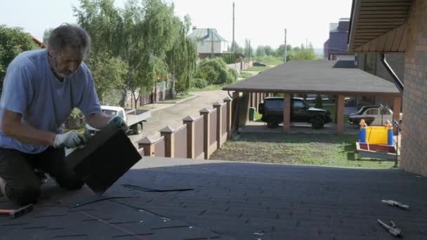 집 단장 이 효과가 있다. 슬래브 위에 부드러운 타일 조각이 놓여 있습니다. 지붕의 기본 설치. — 비디오