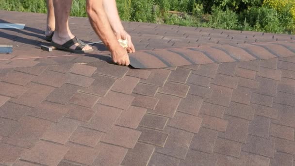 Çatı tamiratı işe yarar. Tavan sırtına yumuşak bir kiremit döşemek ve yerleştirmek. Çatının üsse kurulumu. — Stok video