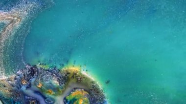 Beyaz arka planda renkli çizgiler. Sıvı Sanat