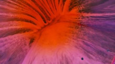 Kırmızı ve mavi noktalar açık arkaplanda bulanıklaşır. Sıvı sanat.