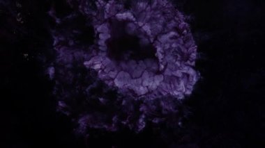 Mavi noktalar arka planda bulanıklaşıyor. Sıvı sanat.