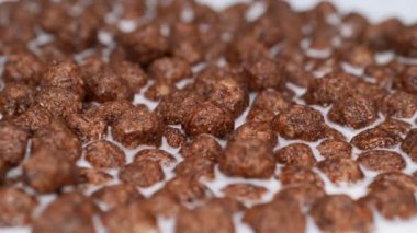 Süt içinde çikolata topları. Hızlı ve sağlıklı bir kahvaltı. Kuru bir kahvaltı.