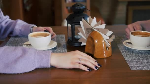 Unga män handen faller på flickornas hand. — Stockvideo