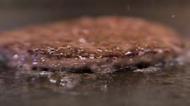 Sandviç için pirzola. Sokak yemeği. Hamburger pişirmek için ızgarada kızartılmış pirzoladan yapılmış. fast food.