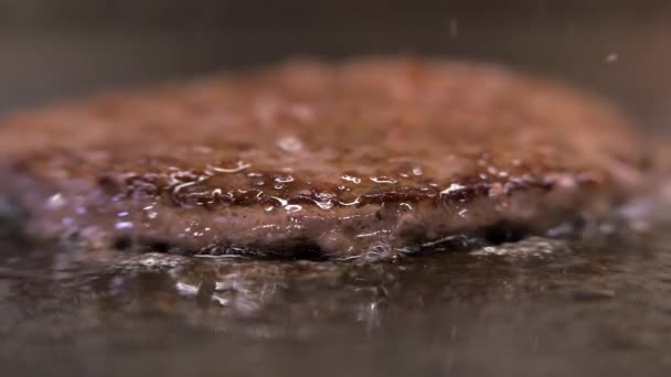 샌드위치 한 조각이요. 길거리 음식. 버거 를 요리하기 위하여 따끈 한 그릴 위에 프라이 를 으깨서 만든 것이다. 패스트푸드. — 비디오
